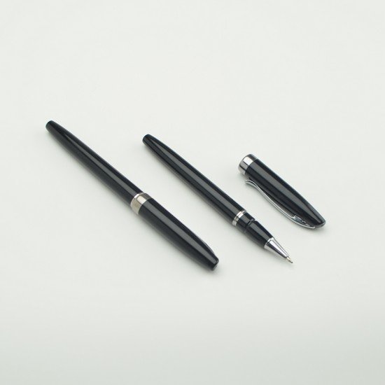 قلم بلاستيكي أسود بغطاء منفصل