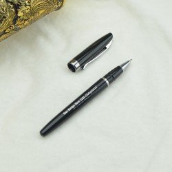 قلم بلاستيكي أسود بغطاء منفصل